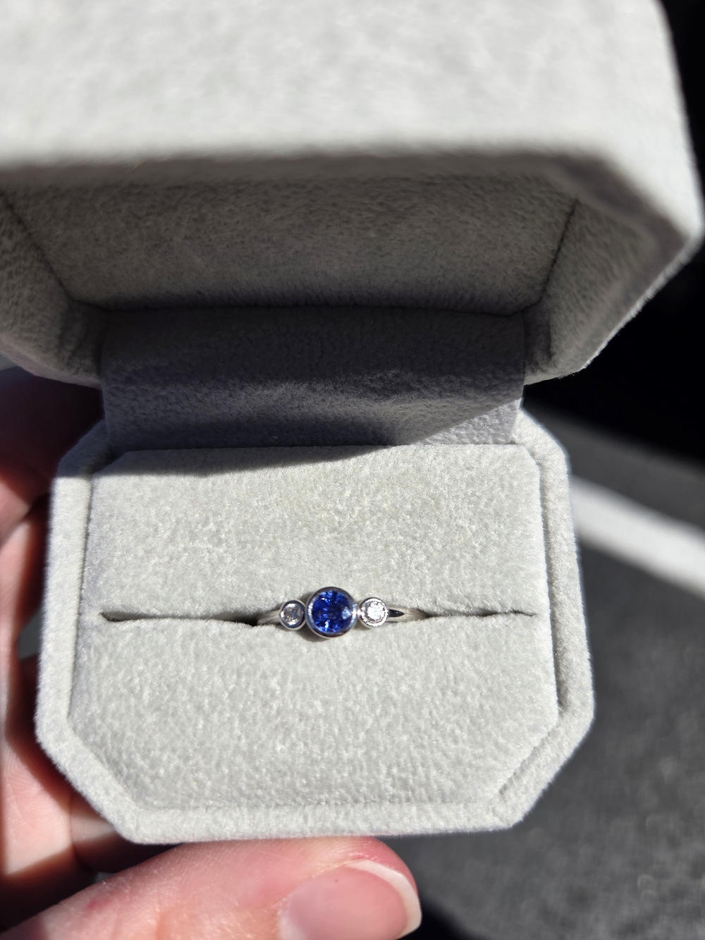 Blue Sapphire and Diamond 18k White Gold Ring Sz 6.25 - Picture 2 of 4